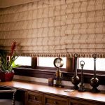 Stores en tissu pour une large fenêtre au bureau