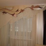 Pelmet à trois étages et décoration pour les avant-toits