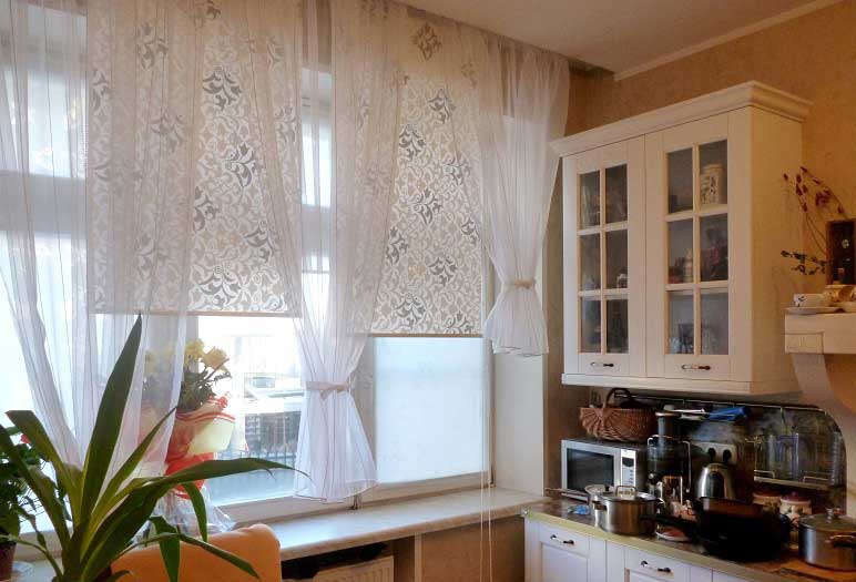 Jalousien mit Tüll am Küchenfenster