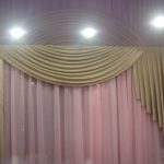 يقع Tulle with lambrequin على كريزا ، مخفية عن أعين المتطفلين