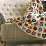 Couverture confortable de motifs avec différentes fleurs