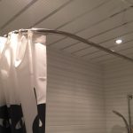 Eckbar mit einem weißen und schwarzen Vorhang im Badezimmer