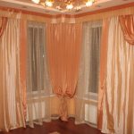 Cornisa de esquina para cortinas, con una curvatura en su diseño.