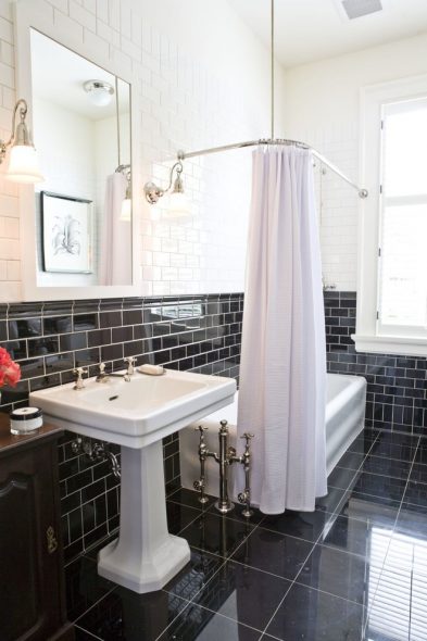 Cornicione angolare in bagno bianco e nero
