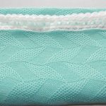 Turquoise vêtue de tricot avec de la dentelle pour la beauté