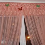 Lambrequin aérien à décor de papillons
