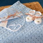 Ensemble tricoté sur un extrait de couleur bleue