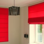 Persianas romanas de color rojo brillante para ventanas esquineras.