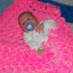 Couverture lumineuse pour le bébé dans le berceau
