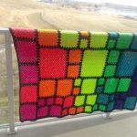 Couverture brillante en technique de patchwork à partir d'éléments de différentes tailles