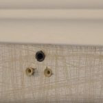 Installer des chevilles en plastique dans le mur