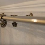 Installation de la tringle à rideau sur les supports muraux