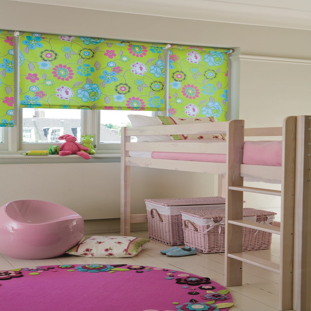 volets ouverts à l'intérieur de la chambre des enfants