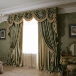 Lambrequin vert avec frange fixée au plafond