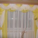 Peaux du foulard jaune-blanc en tissu aérien