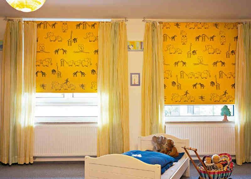 Rideaux jaunes à l'intérieur de la chambre des enfants