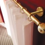 Cornisa dorada con anillos de pared