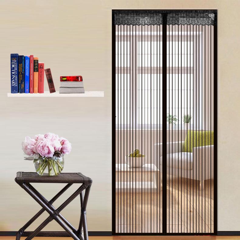 Porte avec rideaux de moustiques