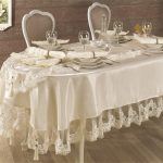 Nappe en satin avec décor ajouré - élégante et belle