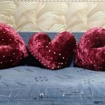 Velvet oreillers en forme de coeur avec des perles
