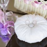 Petit coussin rond blanc pour alliances