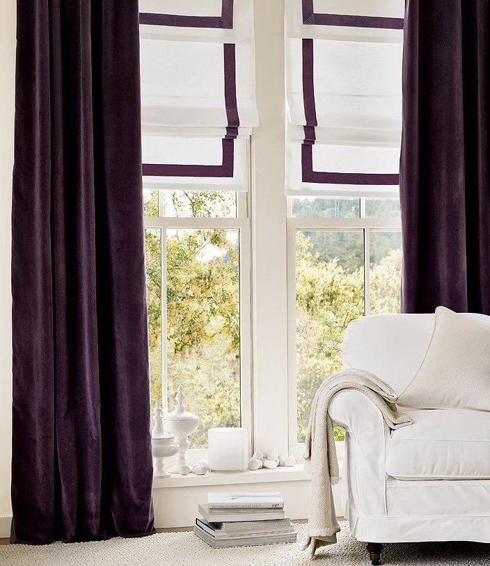 Muebles blancos junto a cortinas moradas.
