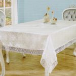 Nappe blanche avec des bords en dentelle