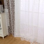 Tulle avec broderie blanche