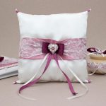 Coussin d'alliances blanc et rose