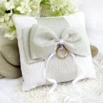 Coussin gris-blanc avec noeud pour bagues