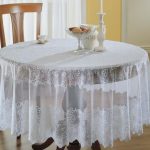 Nappe de fête blanche comme neige sur une table ronde
