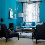 Coussins blancs pour canapé bleu