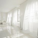 Intérieur blanc avec tulle aux fenêtres
