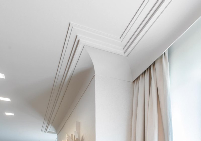 Decoración de repisa de pared con zócalo de zócalo
