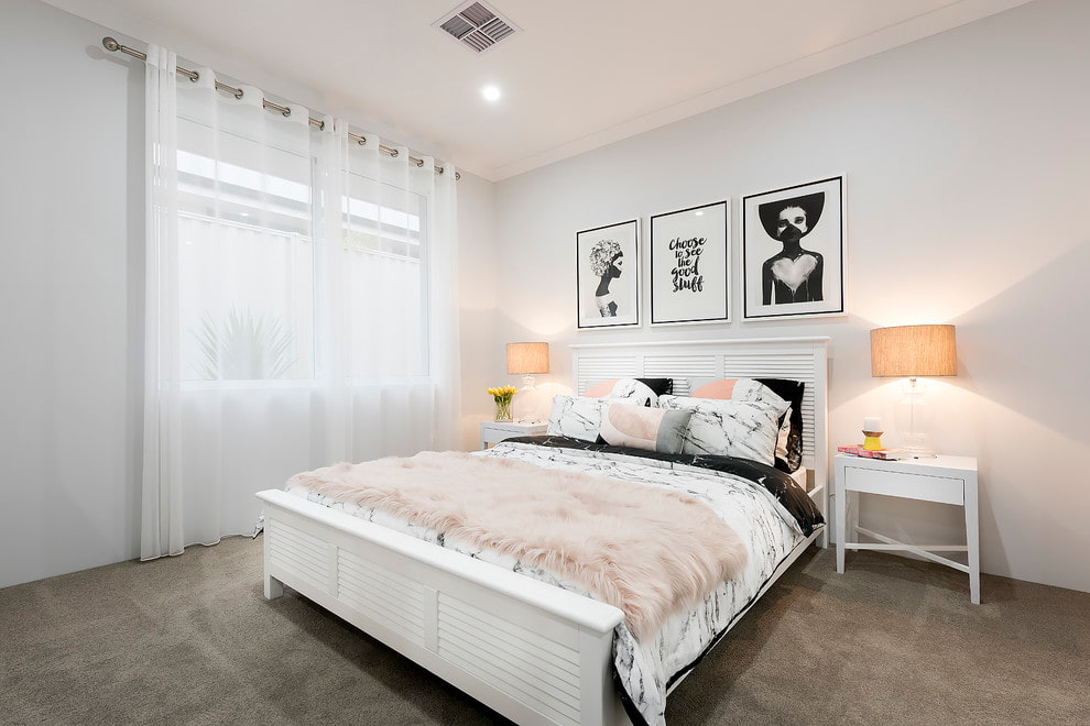 Tulle blanc sur l'œillet dans la chambre
