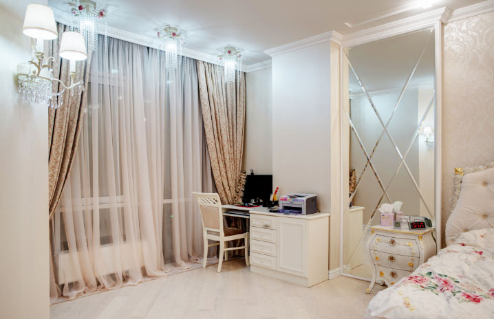 Tulle blanc dans une chambre de style classique