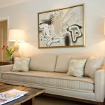 Salon beige avec des éléments décoratifs inhabituels