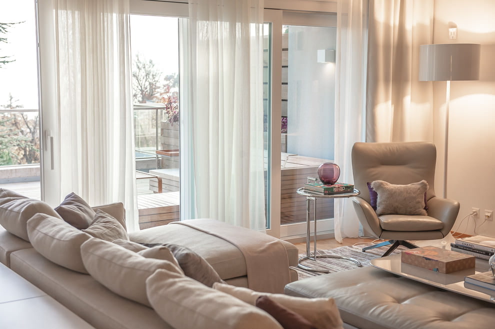 Fenêtre panoramique avec des rideaux transparents dans le hall d'une maison privée
