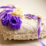 Coussin beige avec des roses de deux couleurs