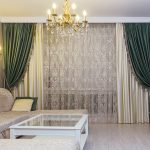 Décoration de fenêtre à la mode dans le salon
