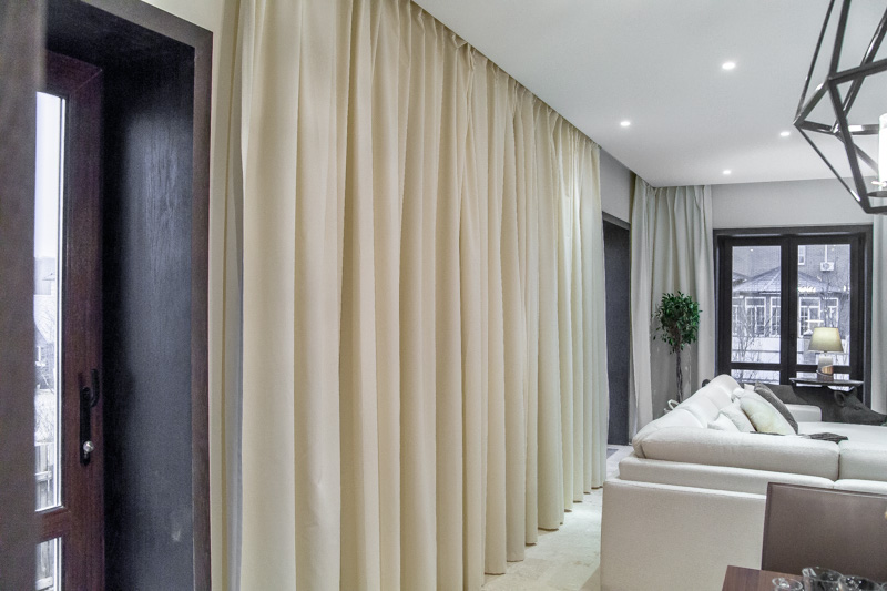 Techo elástico en una habitación con cortinas beige.