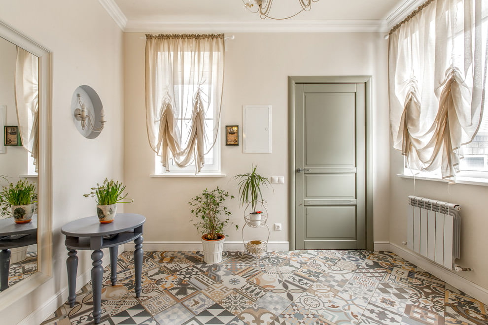 Tulle beige aux fenêtres du couloir dans une maison privée