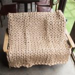 Couverture beige sur le canapé faites-le vous-même