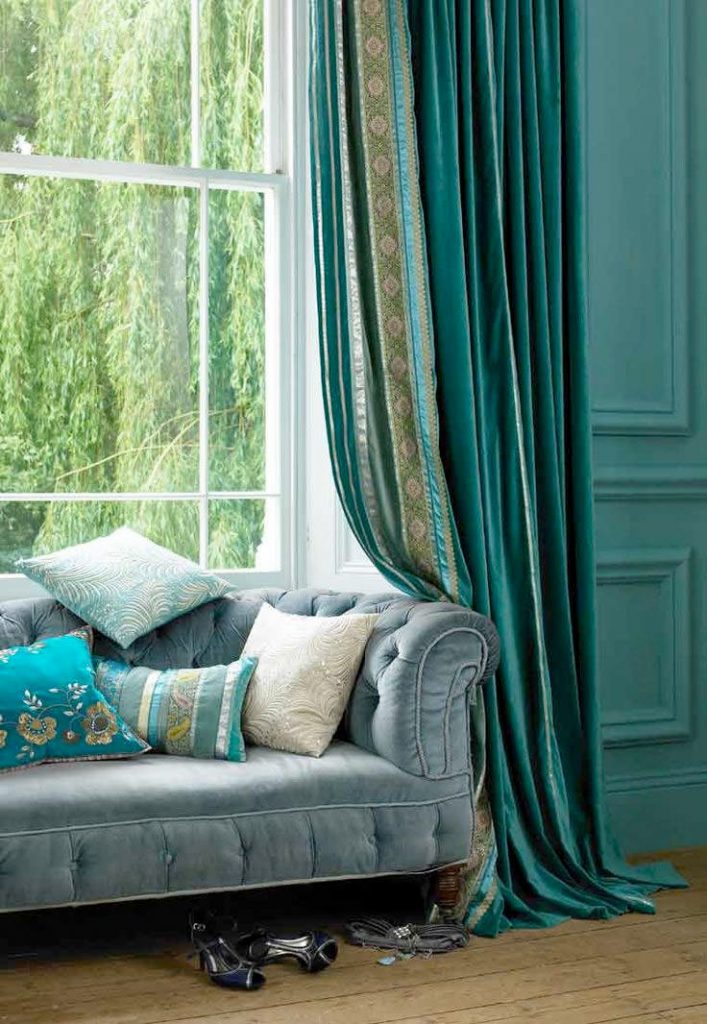 Rideau turquoise direct sur la fenêtre du salon