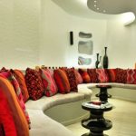 Une grande variété d'oreillers décoratifs pour un salon insolite