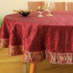 Bourgogne avec nappe en or avec broderie