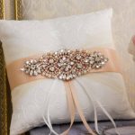 Broches et camées - détails raffinés et aristocratiques
