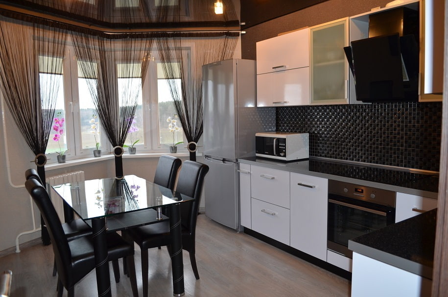 Rideaux de coton noirs sur la fenêtre de la cuisine
