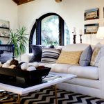 Coussins noir et blanc et bleu à l'intérieur