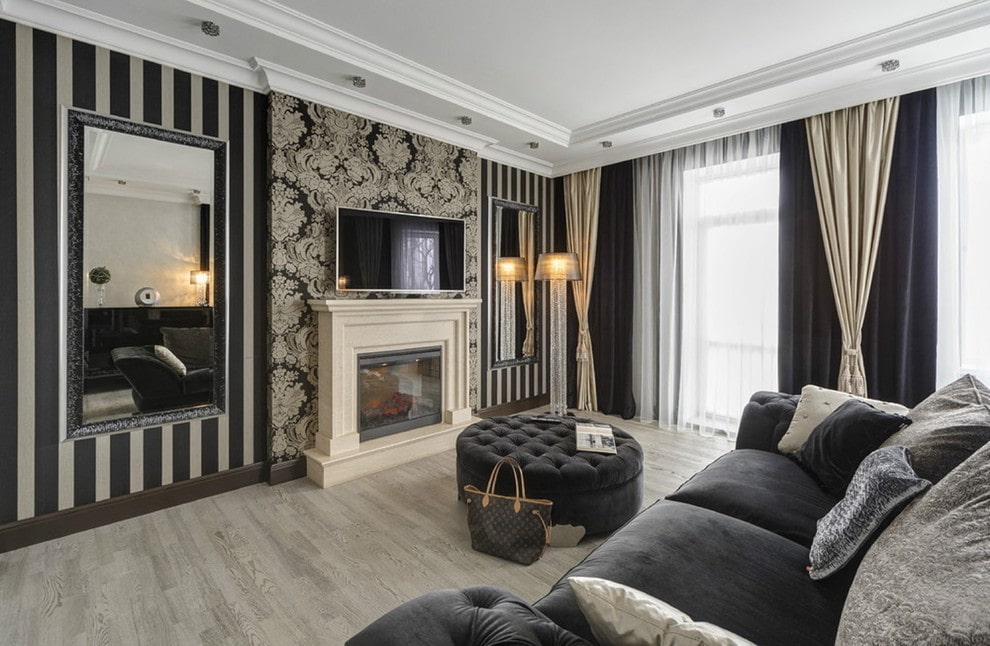 Rideaux noirs dans le salon avec cheminée